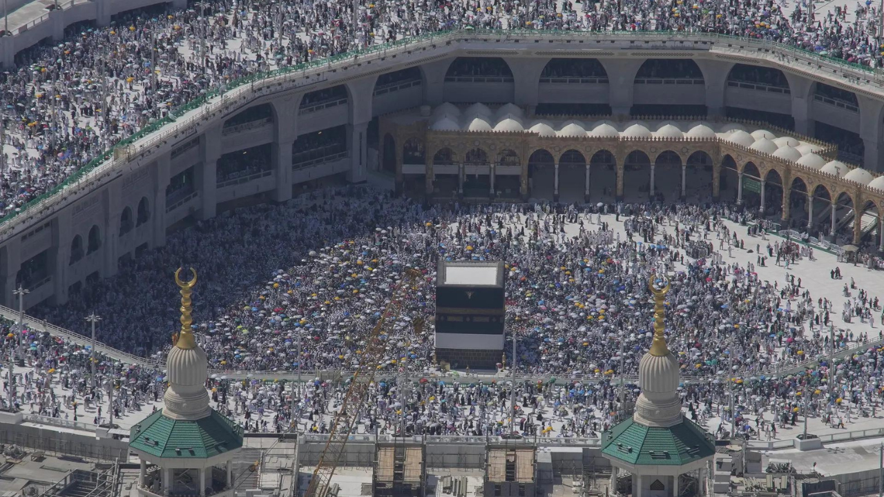 Hajj pilgrims gather in Mecca under scorching desert sun