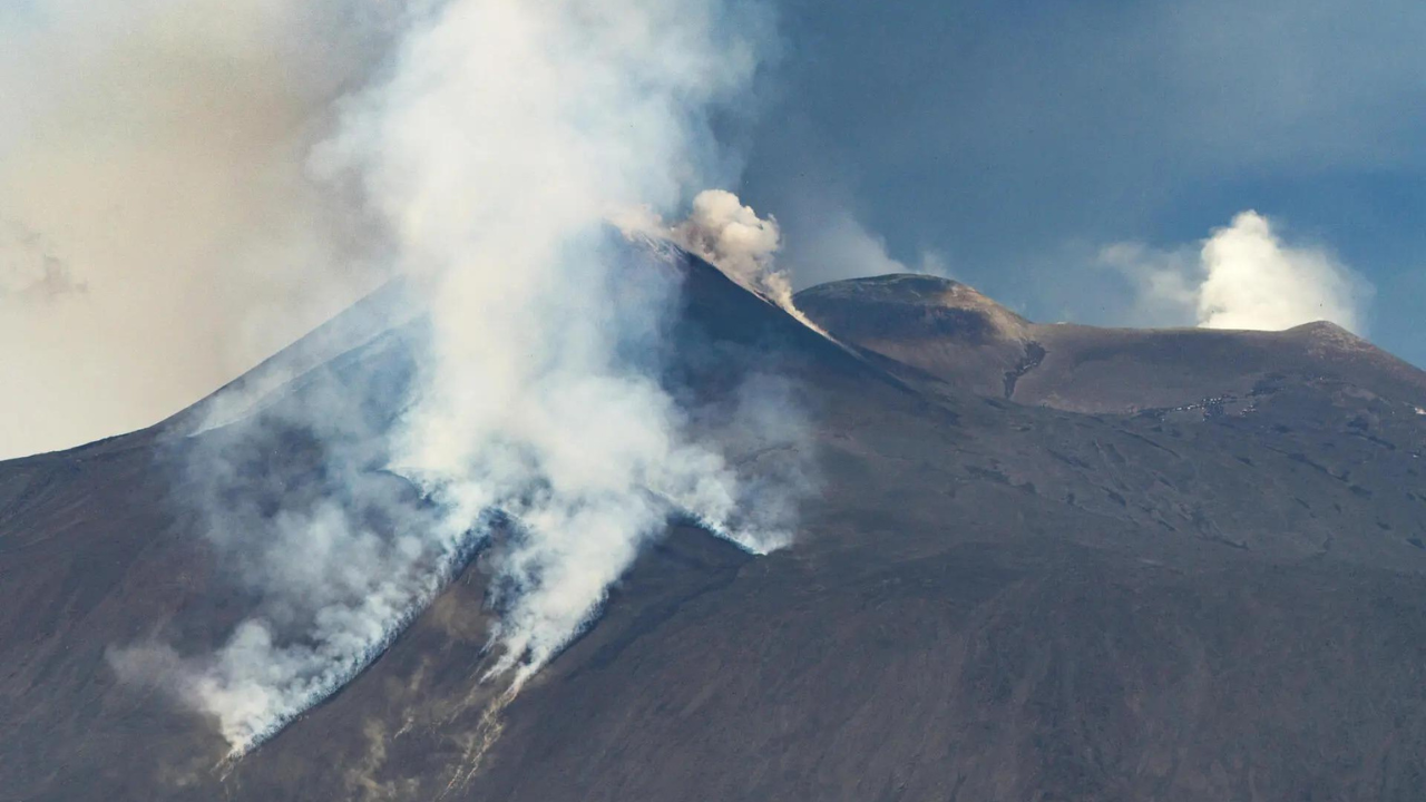 ​In photos: Eruption on Mount Etna sends massive toxic ash into sky​