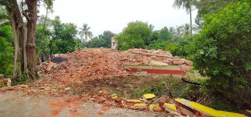 Aban Thakur’s ‘Abas’ in Bolpur bites the dust