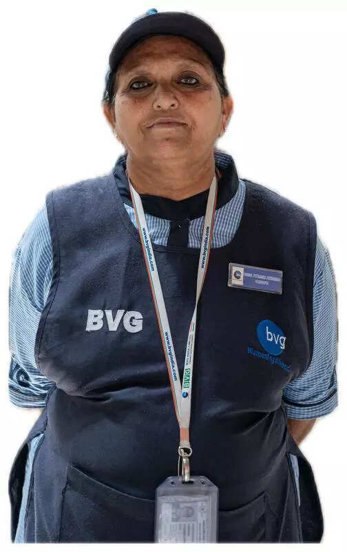 Alert airport staffer returns lost dollars worth 2L to passenger