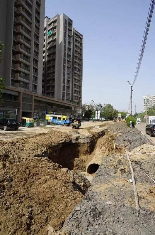 A’bad mayor orders swift completion of road resurfacing work