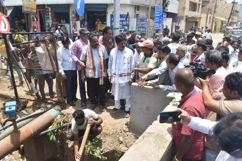 Min inspects drainage system in Cuttack