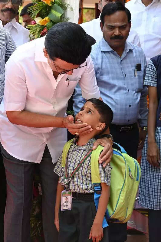 Teachers go an extra mile to welcome students on day 1