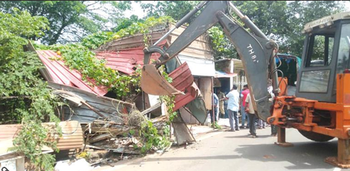Ponda municipality razes eight kiosks for road expansion works