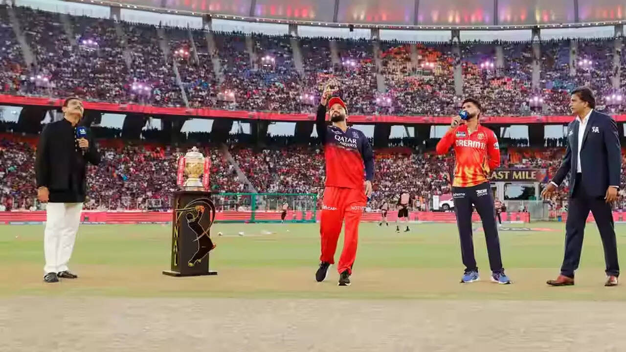Goof-up! Ravi Shastris toss blunder leaves fans in splits – WATCH