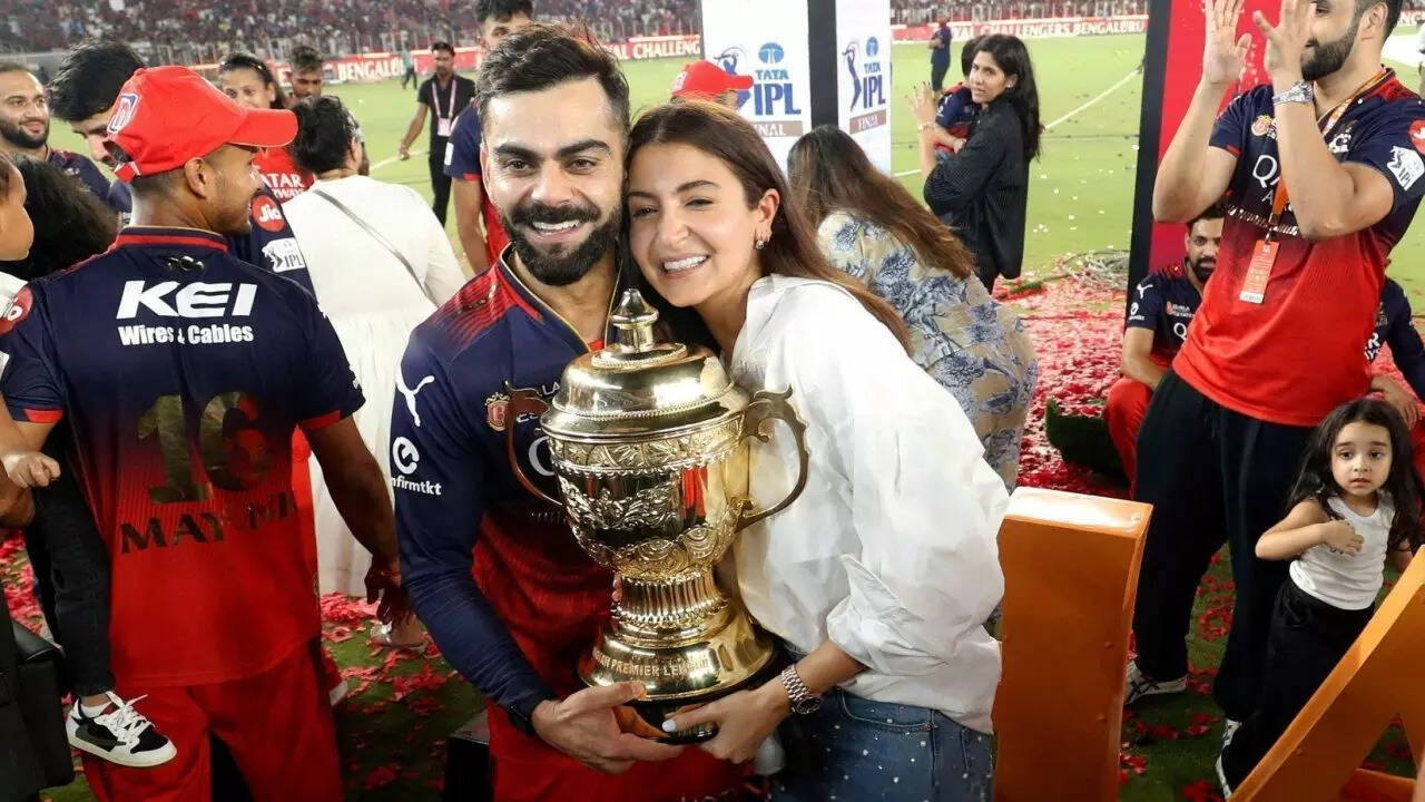 Virat proudly poses with Anushka and IPL trophy