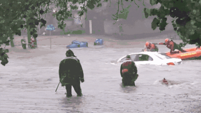 Watch: Flash flooding in Kansas leaves vehicles submerged
