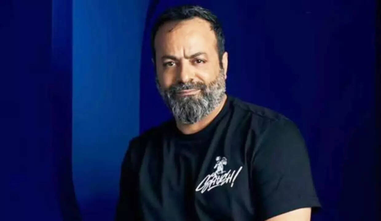 Director Tarun recalls Shah’s advice during ‘Dostana’