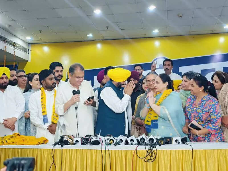 AAP claims poll edge as Congress loyalists bolster its ranks