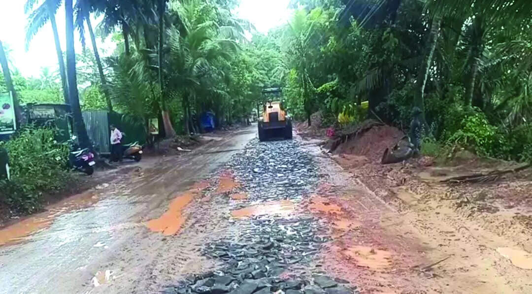 ‘Saligao-Pilerne road being deliberately kept unrepaired, manhandled at PWD office’