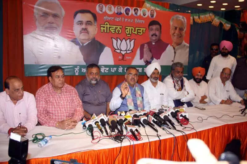 Both Cong, AAP looting Punjab: Chugh