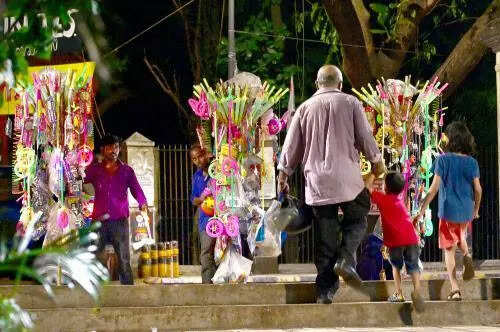 GCC unveils list of 35,588 street vendors in 15 zones