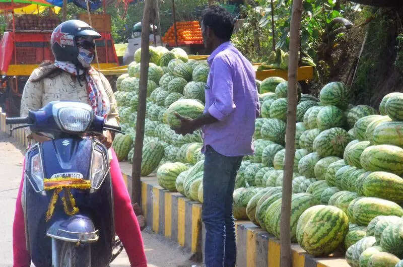 Court acquits fruit vendor of assault and obstruction, imposes fine for abusive language