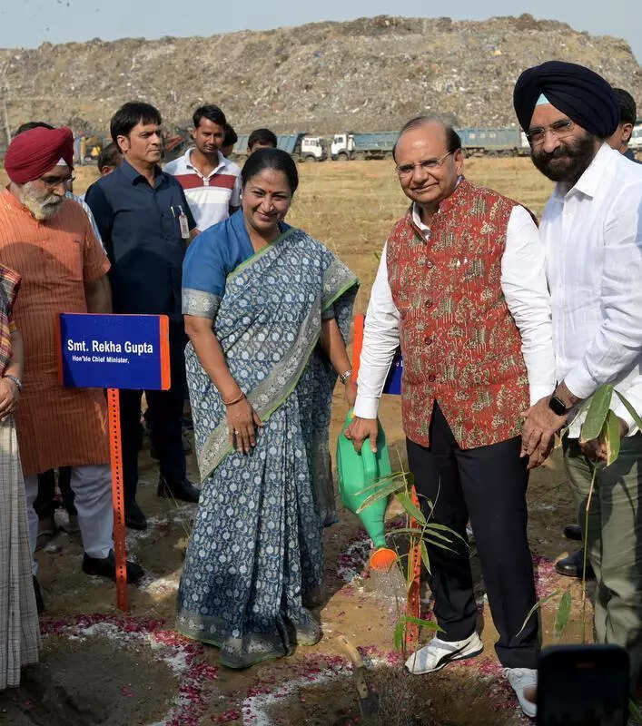 Garbage mountain at Okhla will be flattened by Dec, says Saxena