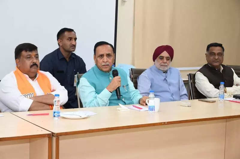 BJP netas woo industrywith promise of strong eco