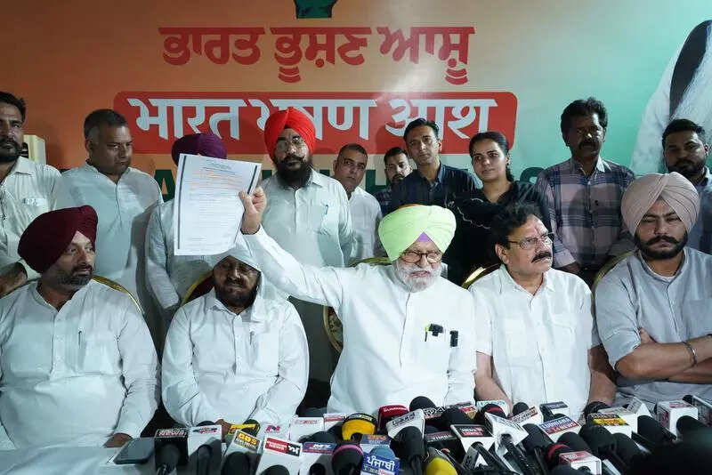 Congress questions VB action, alleges misuse of govt machinery by AAP