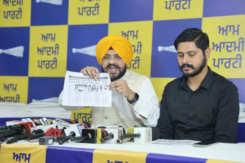 Number of Cong leaders, workers, social activists join AAP