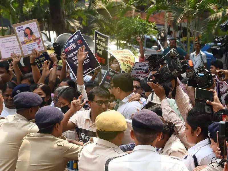 CBI trying to bury case under political, cash pressure: RG Kar victim’s parents