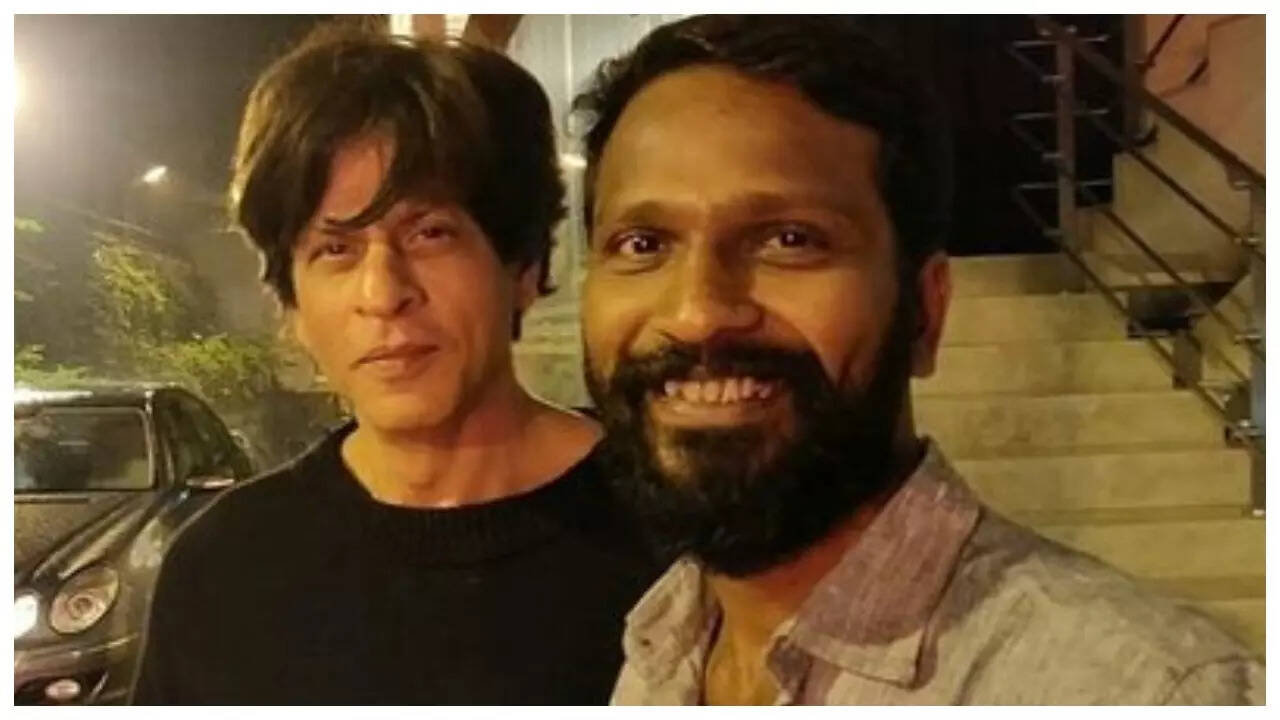 SRK's pic with Vetrimaaran sparks buzz about Tamil film casting