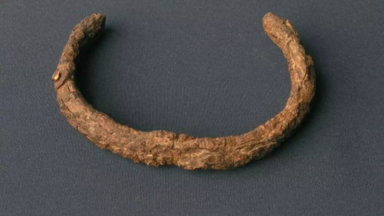 Mysterious jewellery made from alien world metal found in 3,000-year-old treasure | 1