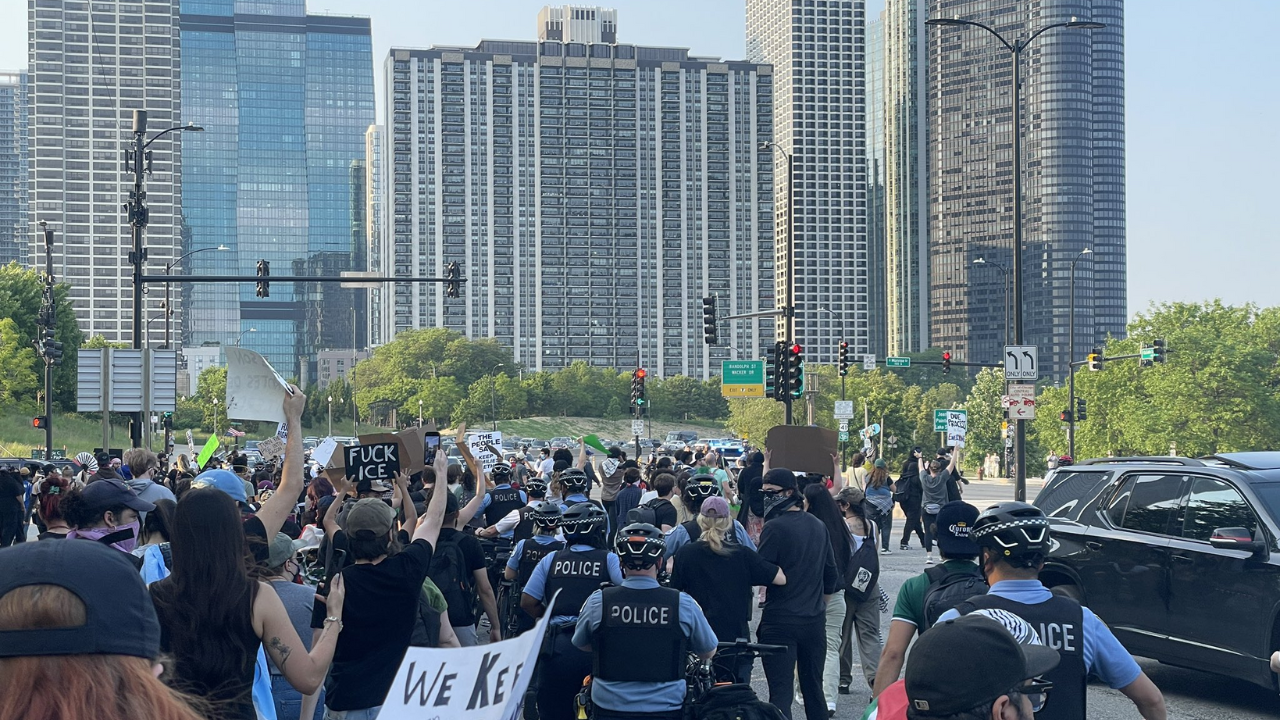 After LA, Chicago erupts in protest over immigration raids; over 1,000 protesters join downtown march - watch video