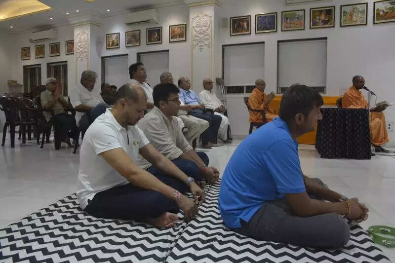 Gujaratis hold prayer meet for crash victims