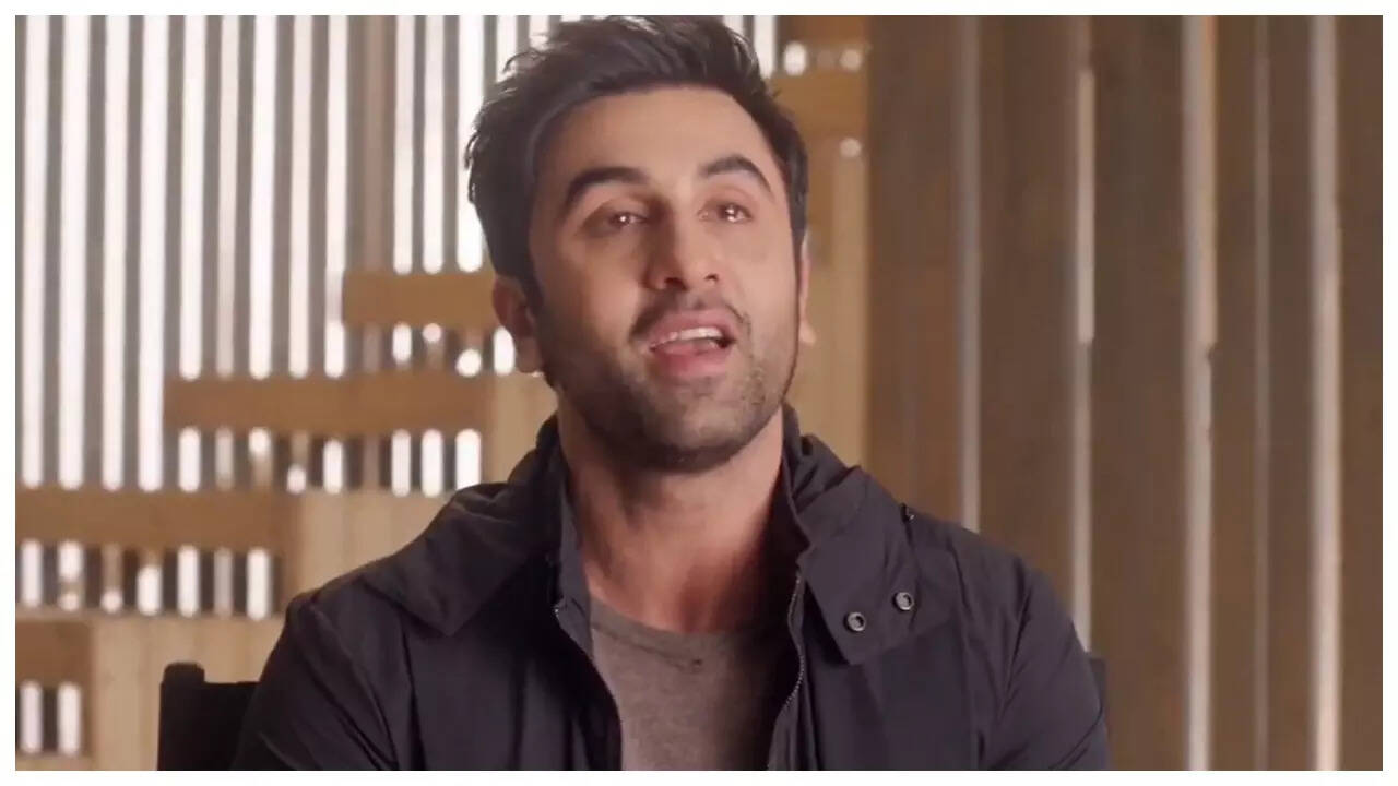 Ranbir holds back tears during Channa Mereya- WATCH