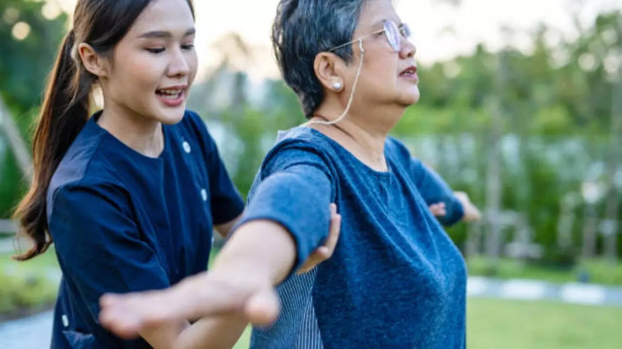 What are the symptoms of ALS?
