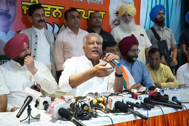 AAP leader Baltej Pannu counters Sunil Jakhar on drugs & corruption in Punjab