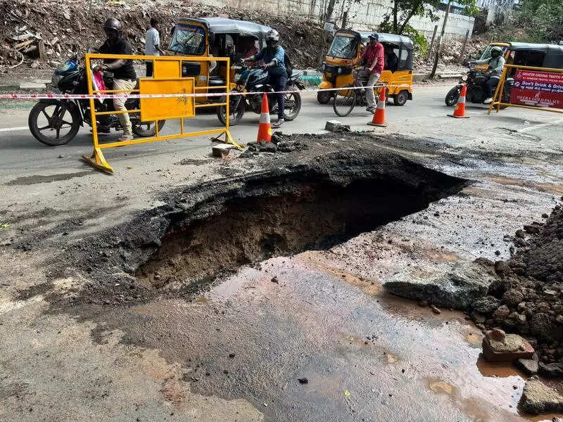 Road cave-in causes traffic congestion