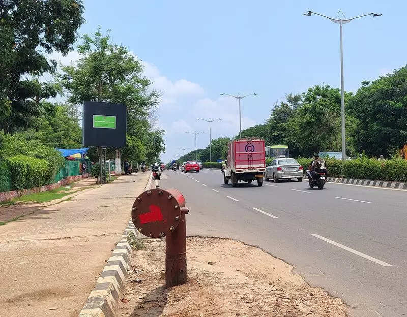 LPG pipe head on busy road stretch raises safety concerns