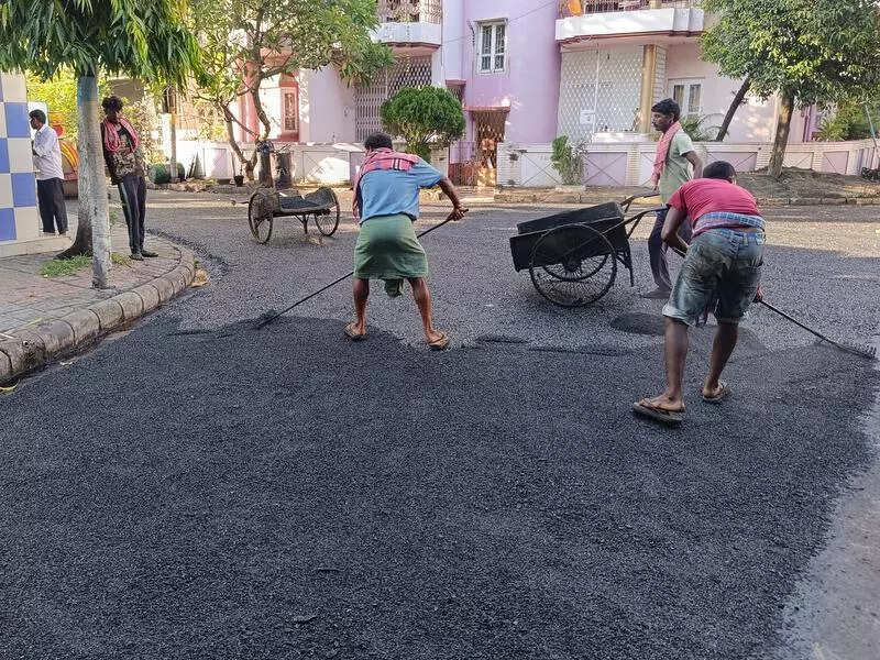 BMC takes up pilot project using plastic mixed bitumen for road repairs in Salt Lake