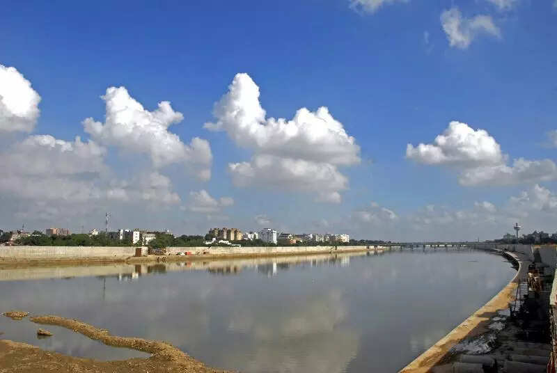 Monsoon likely to arrive in Guj today, max temp dips