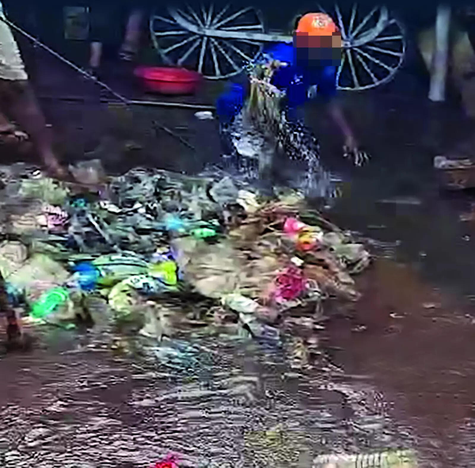 Worker cleans filth with bare hands in Margao, fury stoked