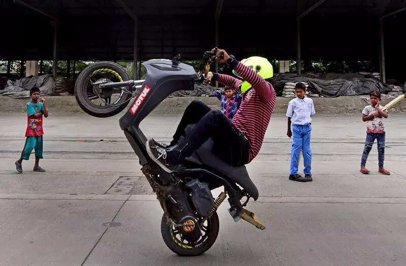 Biker dies while performing stunts on state highway