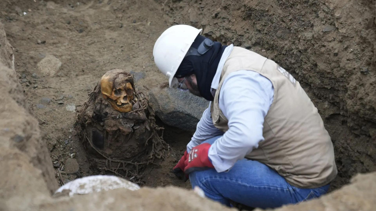 1,000 year old mummy discovered in Peru’s capital: Teenage boy's remains found buried; artefacts including tomb markers unearthed