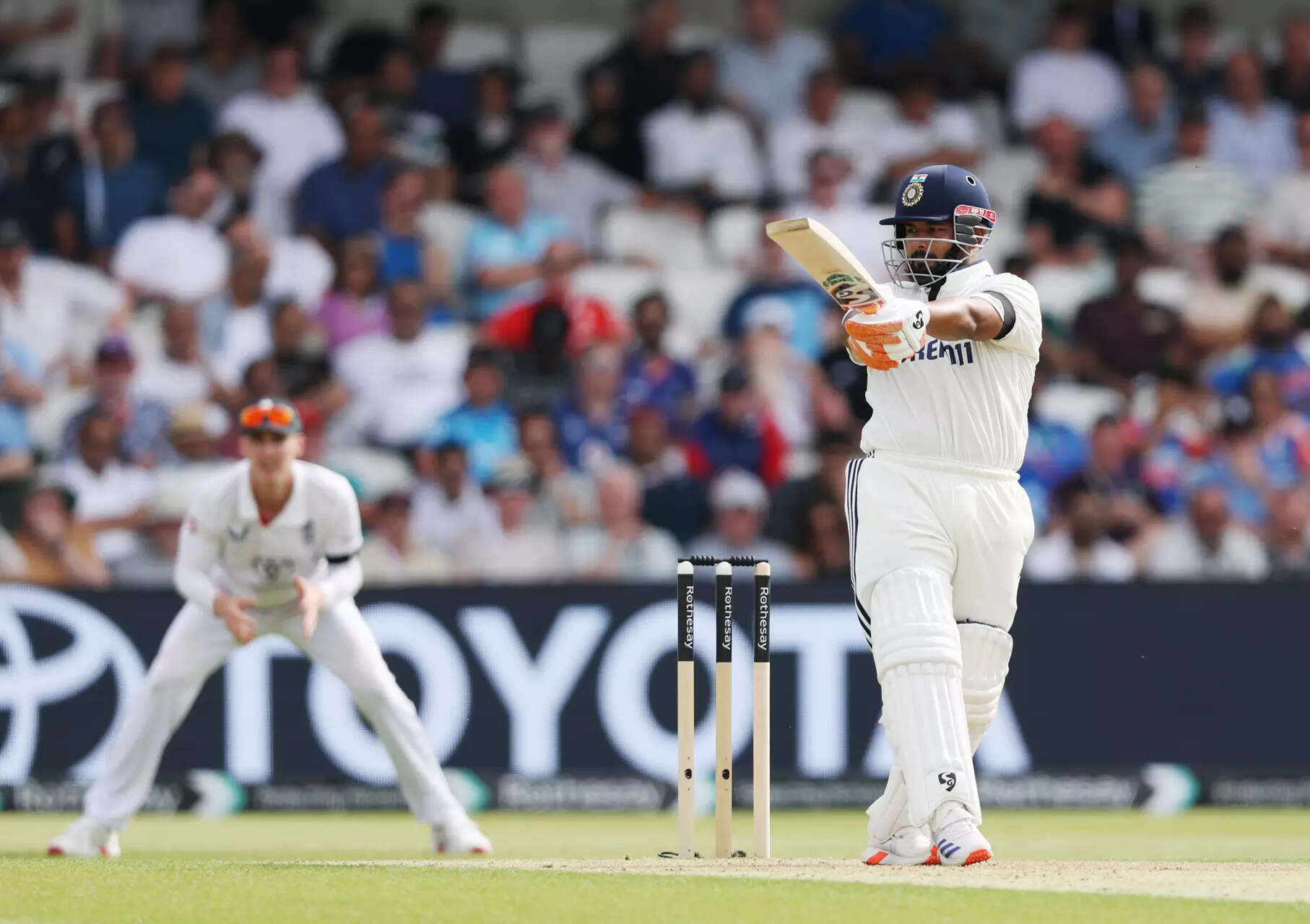 Pant becomes fastest Indian wicketkeeper to achieve big feat, overtakes Dhoni's record