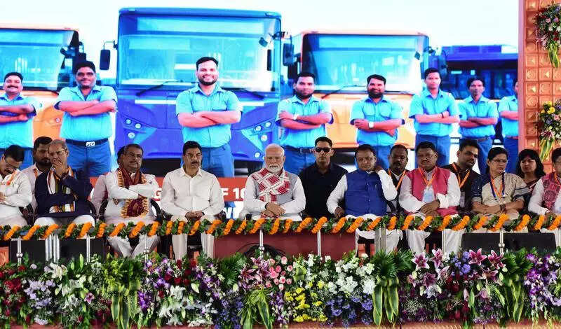 Modi flags off 100 new electric buses for city