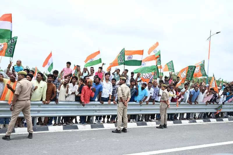 People greet CM with tricolour, chant ‘thank you’ slogans