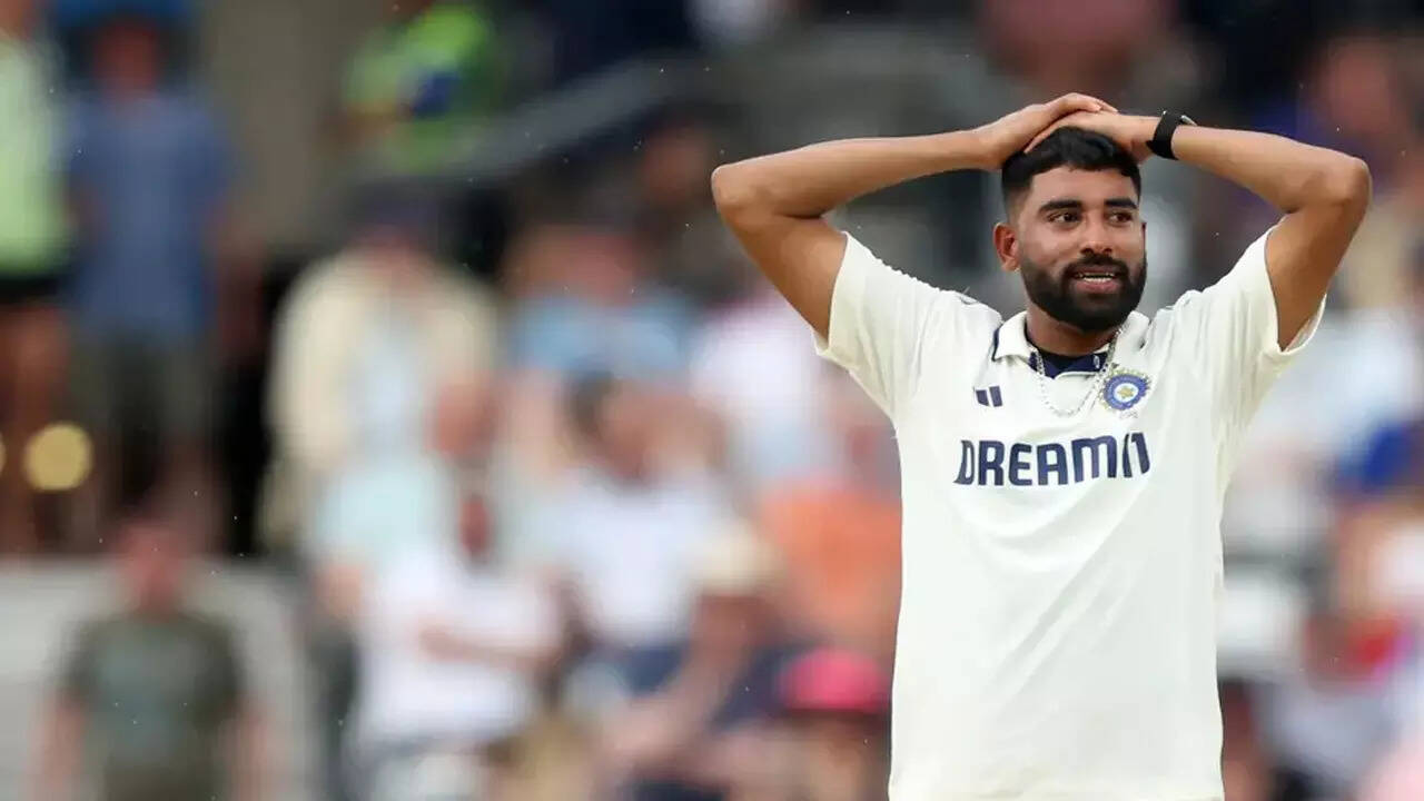 DSP Siraj turns detective, grabs England batter's bat and inspects it during Headingley Test - WATCH