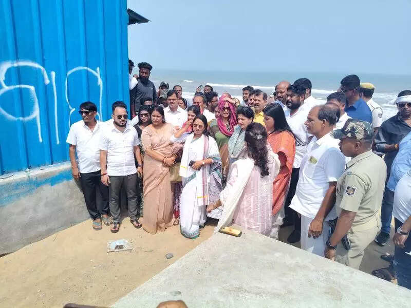 Cong team visits Gopalpur beach, meets locals, SP