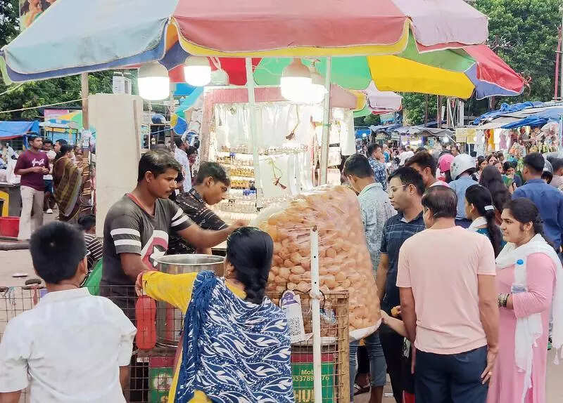 Experts urge caution while eating out during rains