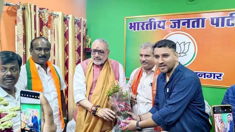 Illegal B’deshis damads: Giriraj; BJP spreading lies, says JMM