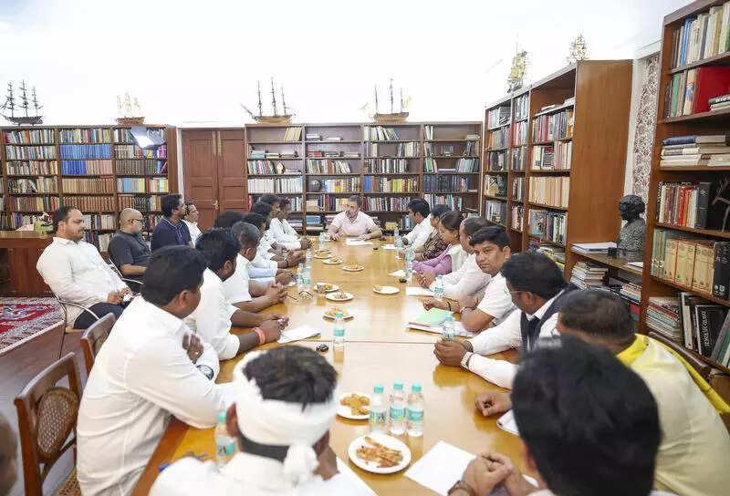 Cong tribal leaders meet Rahul in Delhi
