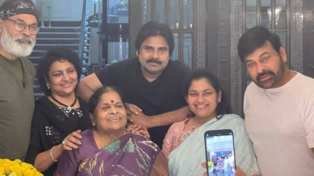 Pawan's convoy rushes to Chiranjeevi's home to visit mother