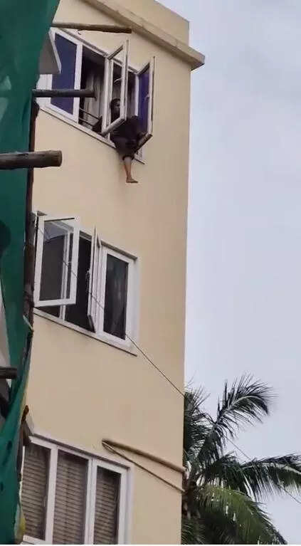 SI rescues woman about to leap off fourth floor