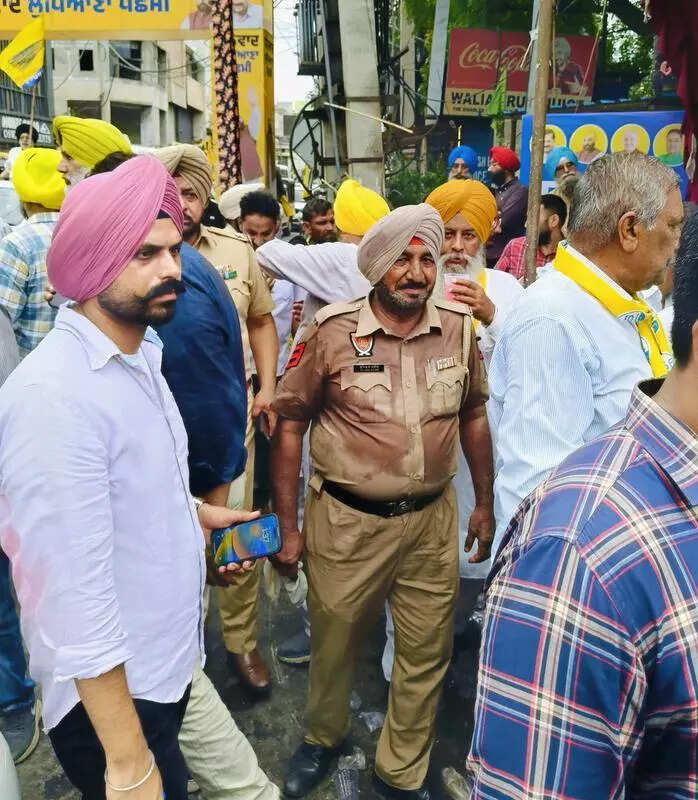 AAP roadshow causes traffic congestion in Ghumar Mandi