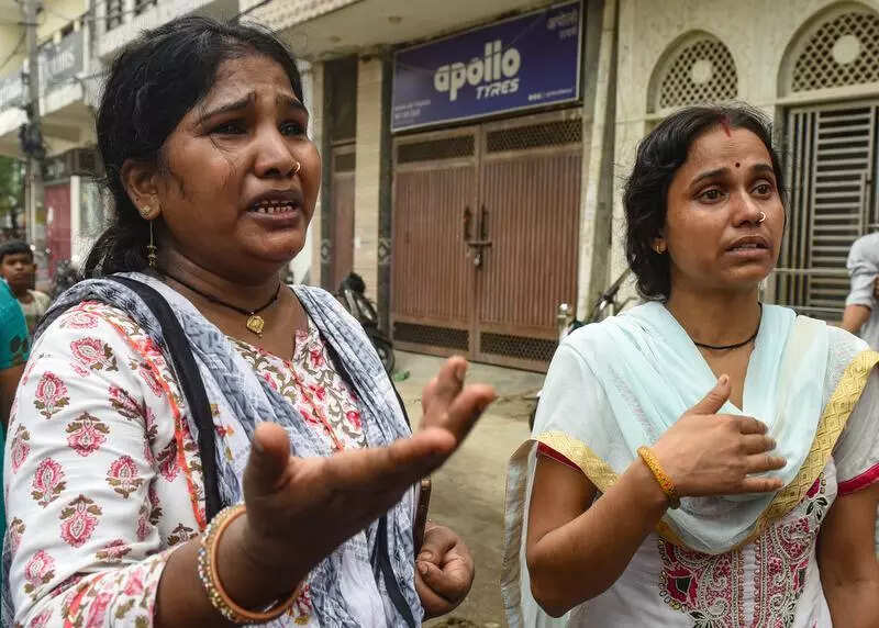 People run through smoke, odds to escape flames