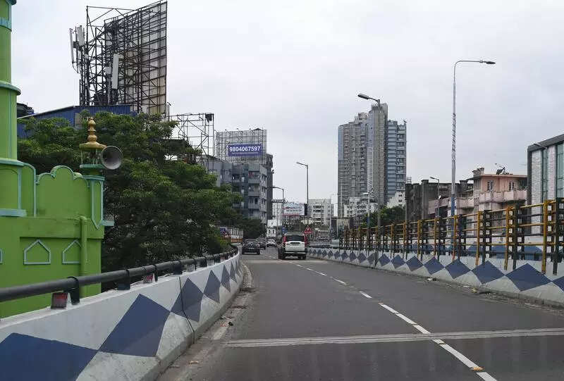 21-year-old youth, woman die in motorbike crash on Maa flyover