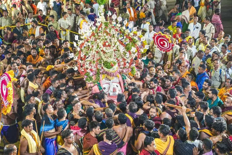 Despite tragedy, faith in Lord sees thousands gather for darshan